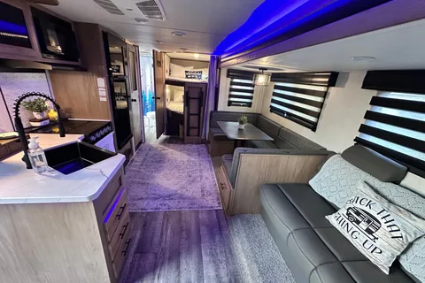 Bougie glamping! 2023 Alpha Wolf - sleeps 8, FULLY STOCKED!