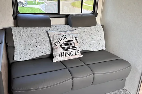 Bougie glamping! 2023 Alpha Wolf - sleeps 8, FULLY STOCKED!