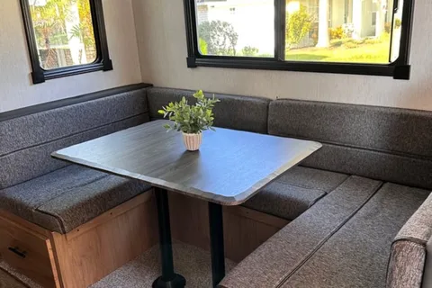 Bougie glamping! 2023 Alpha Wolf - sleeps 8, FULLY STOCKED!