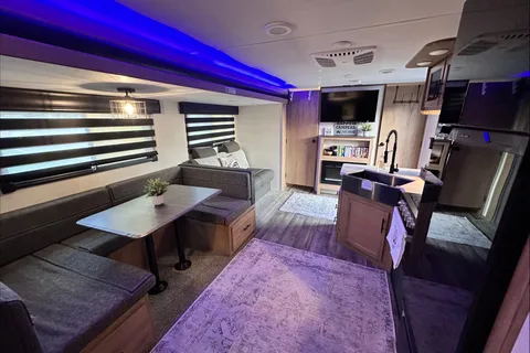 Bougie glamping! 2023 Alpha Wolf - sleeps 8, FULLY STOCKED!