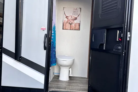 Bougie glamping! 2023 Alpha Wolf - sleeps 8, FULLY STOCKED!
