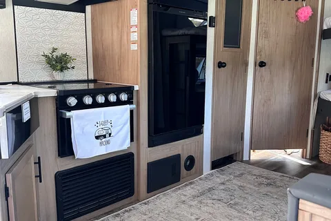 Bougie glamping! 2023 Alpha Wolf - sleeps 8, FULLY STOCKED!
