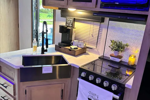 Bougie glamping! 2023 Alpha Wolf - sleeps 8, FULLY STOCKED!