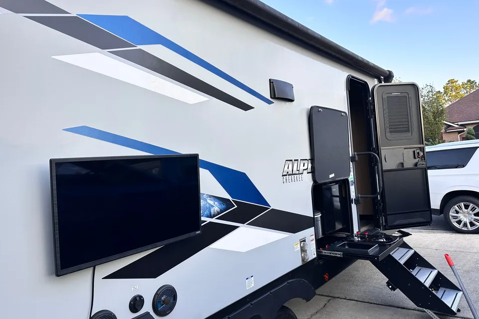 Bougie glamping! 2023 Alpha Wolf - sleeps 8, FULLY STOCKED!