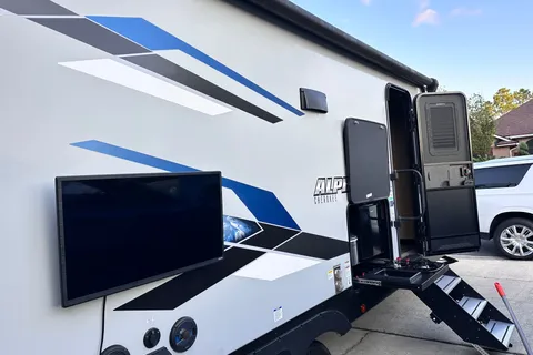 Bougie glamping! 2023 Alpha Wolf - sleeps 8, FULLY STOCKED!