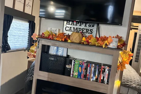 Bougie glamping! 2023 Alpha Wolf - sleeps 8, FULLY STOCKED!