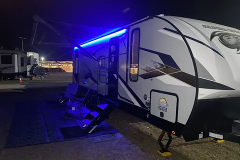Bougie glamping! 2023 Alpha Wolf - sleeps 8, FULLY STOCKED!
