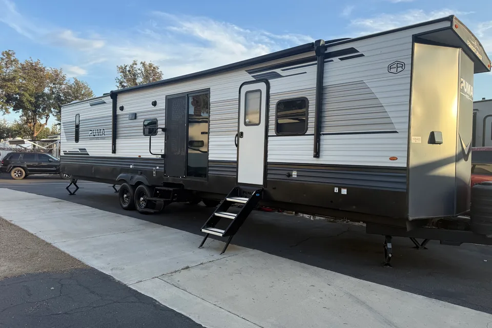 Izzy 5 Star Flight in Trailer