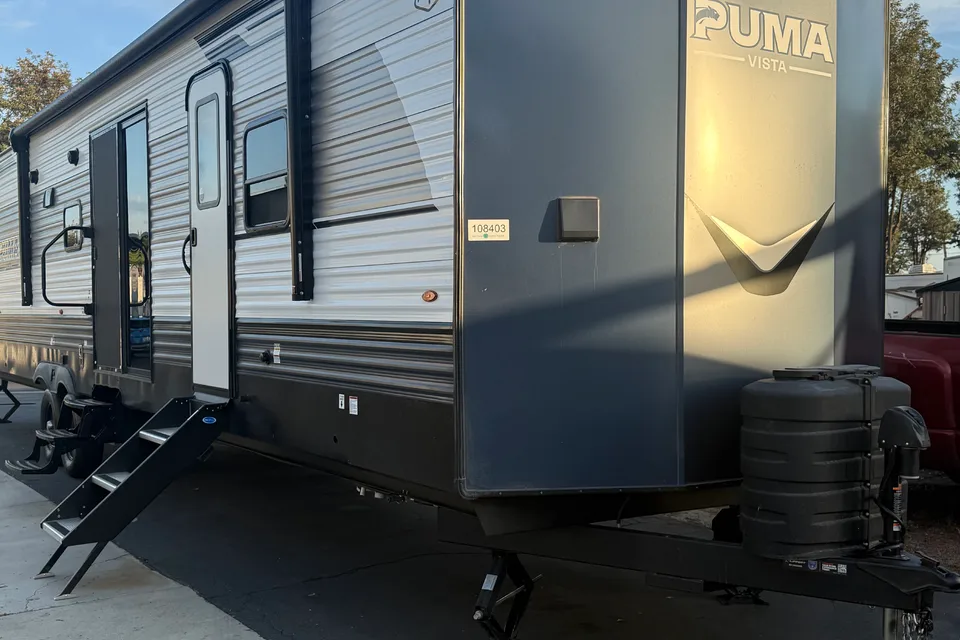 Izzy 5 Star Flight in Trailer