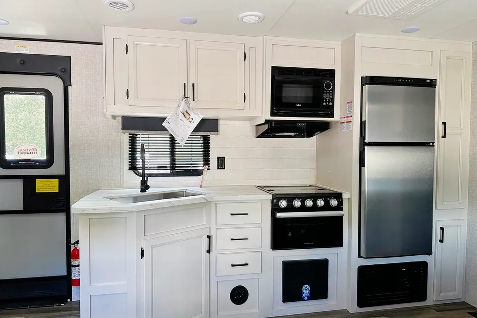 Mockingbird Rentals: Highland Ridge RV Open Range 26BHS Travel Trailer