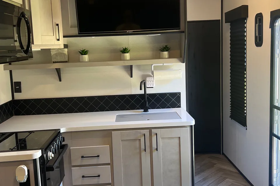2021 Heartland Torque Toy Hauler Sleeps 8 w/ Patio Deck & Bulit In Generator