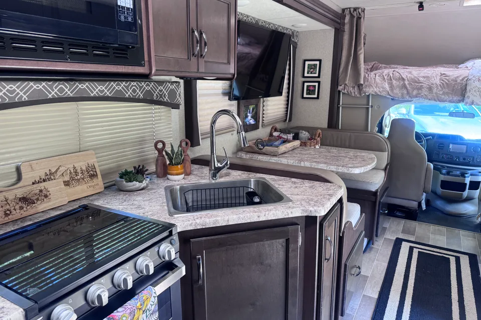 eugene's Thor Motor Coach Chateau Class C