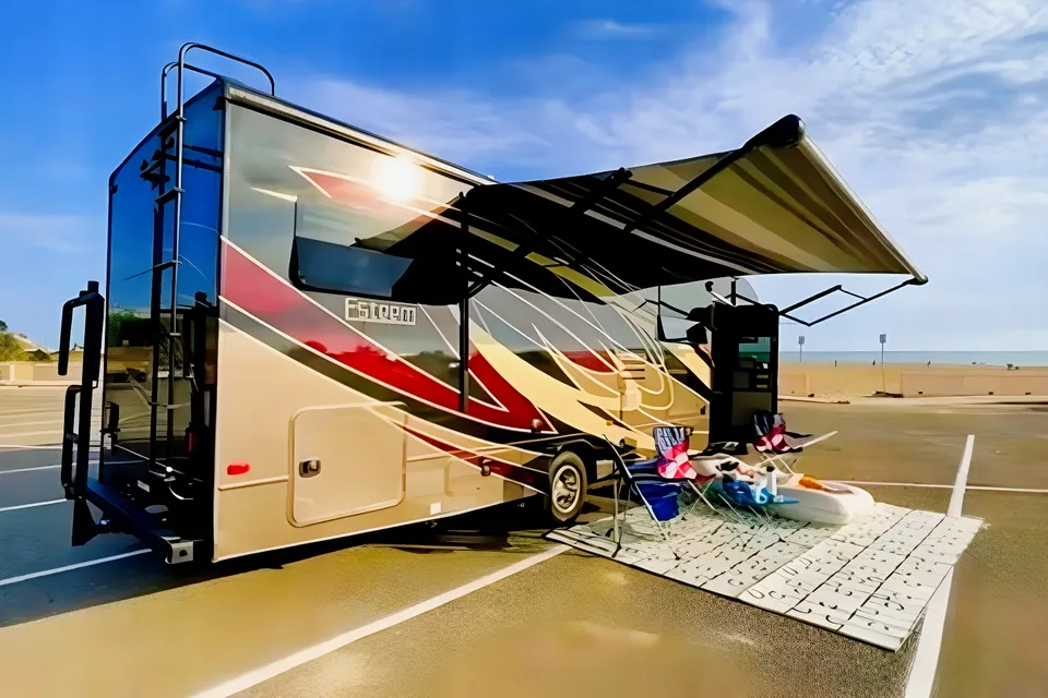 ★ Luxury Living Motor Home w/ 5 TV's & bunk beds! Linens, full pantry, goodies included!