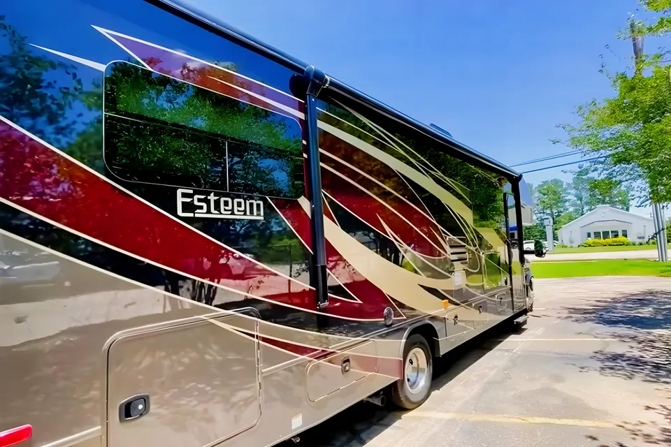 ★ Luxury Living Motor Home w/ 5 TV's & bunk beds! Linens, full pantry, goodies included!