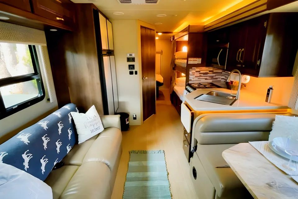 ★ Luxury Living Motor Home w/ 5 TV's & bunk beds! Linens, full pantry, goodies included!