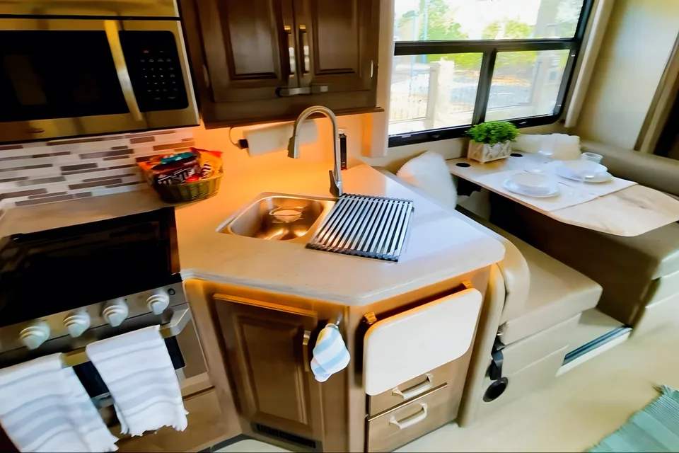 ★ Luxury Living Motor Home w/ 5 TV's & bunk beds! Linens, full pantry, goodies included!