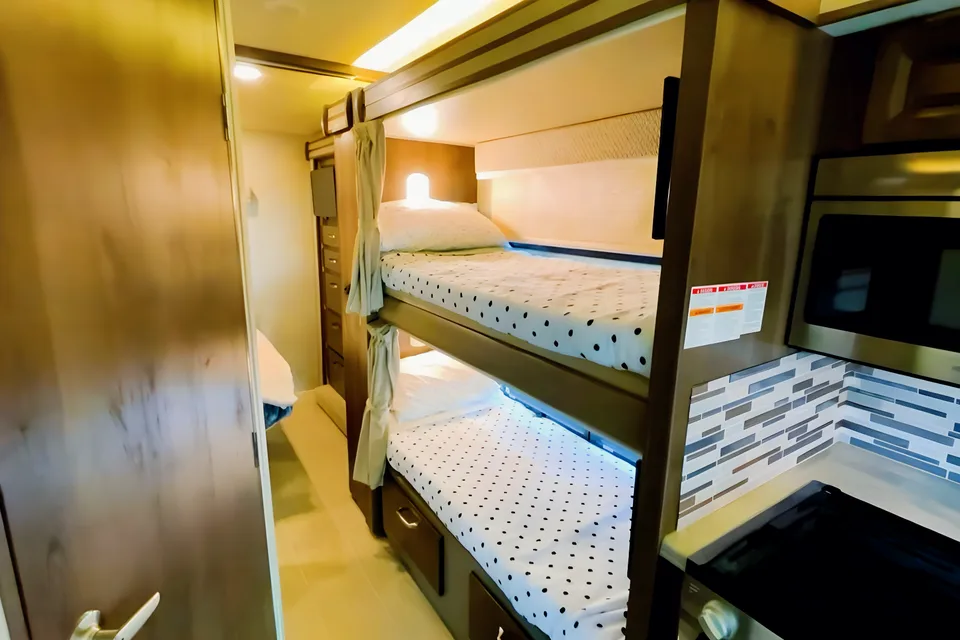 ★ Luxury Living Motor Home w/ 5 TV's & bunk beds! Linens, full pantry, goodies included!