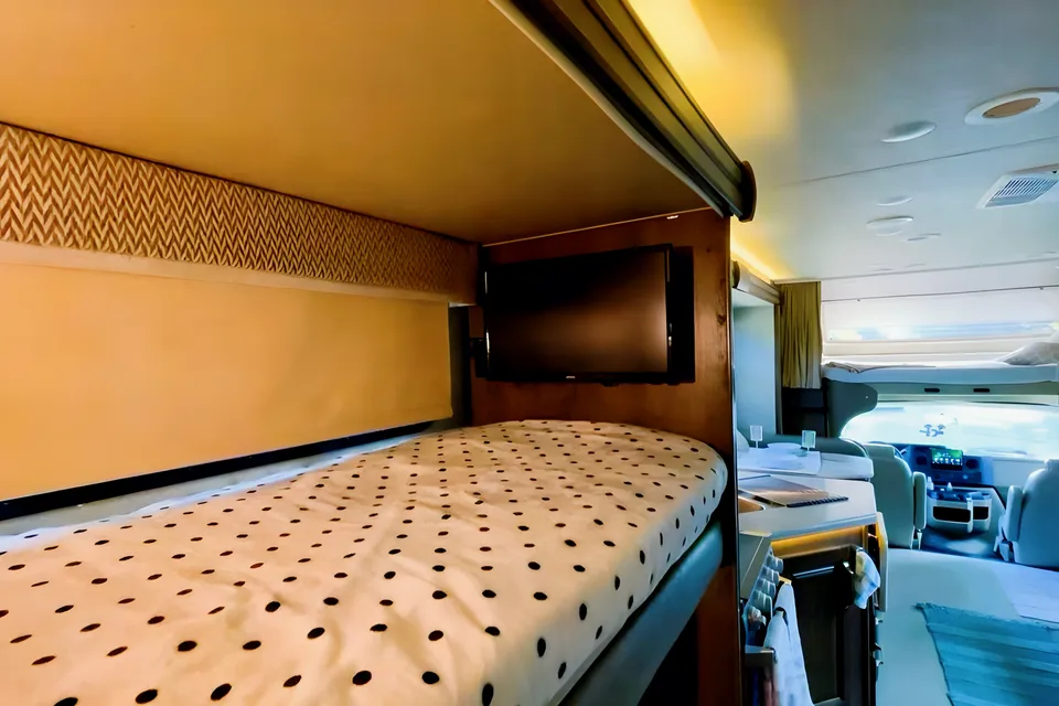 ★ Luxury Living Motor Home w/ 5 TV's & bunk beds! Linens, full pantry, goodies included!