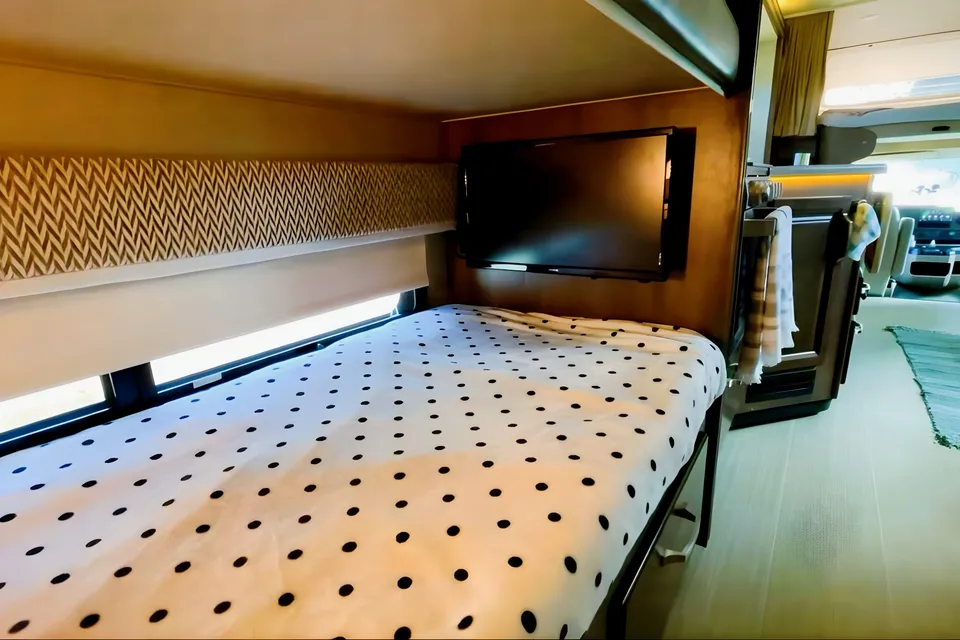 ★ Luxury Living Motor Home w/ 5 TV's & bunk beds! Linens, full pantry, goodies included!