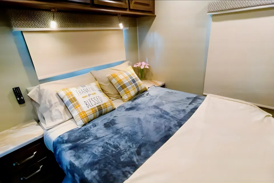 ★ Luxury Living Motor Home w/ 5 TV's & bunk beds! Linens, full pantry, goodies included!