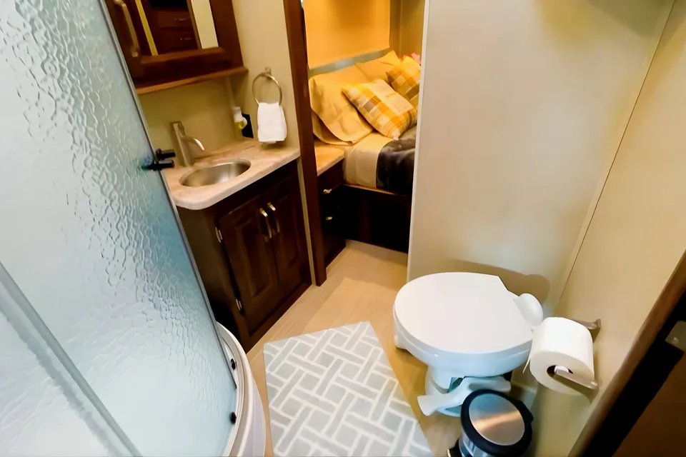 ★ Luxury Living Motor Home w/ 5 TV's & bunk beds! Linens, full pantry, goodies included!