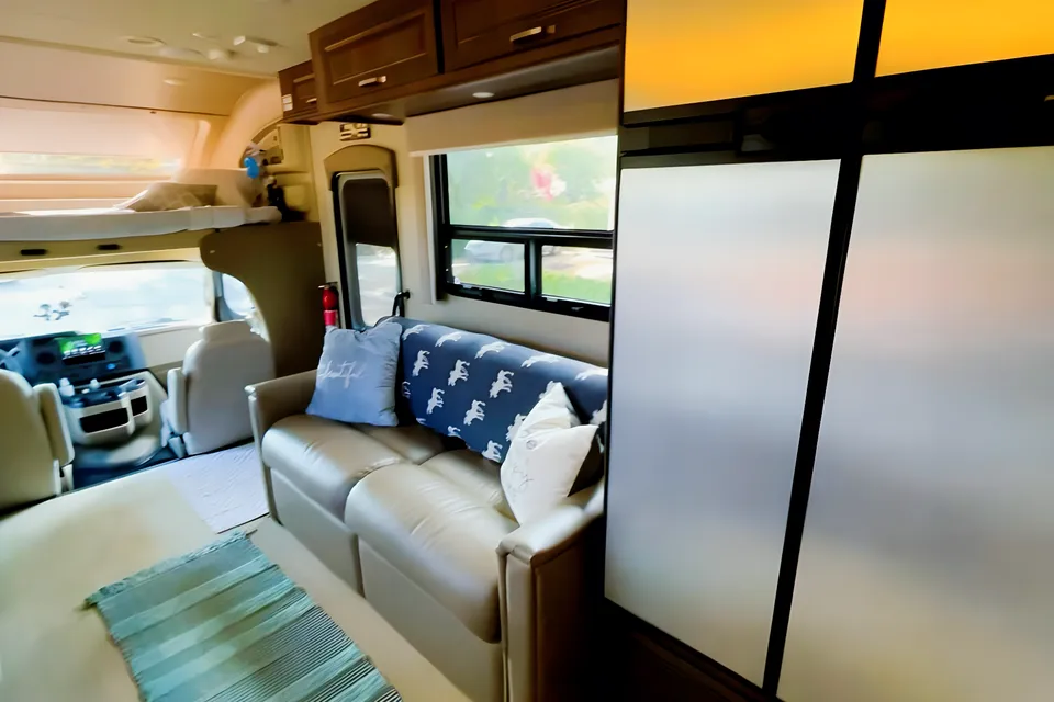 ★ Luxury Living Motor Home w/ 5 TV's & bunk beds! Linens, full pantry, goodies included!