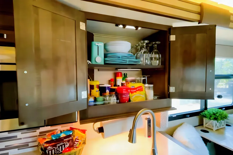 ★ Luxury Living Motor Home w/ 5 TV's & bunk beds! Linens, full pantry, goodies included!
