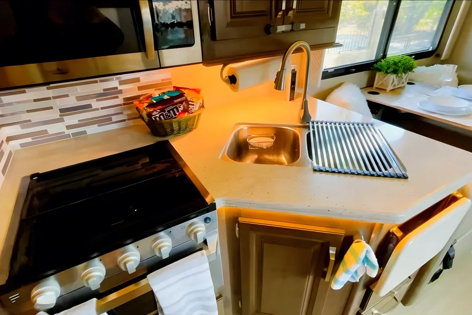 ★ Luxury Living Motor Home w/ 5 TV's & bunk beds! Linens, full pantry, goodies included!