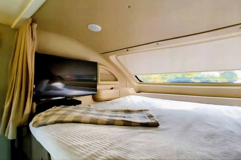 ★ Luxury Living Motor Home w/ 5 TV's & bunk beds! Linens, full pantry, goodies included!