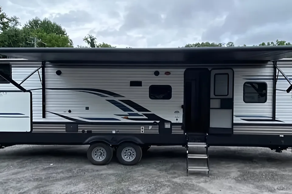 Ricky's Palomino Puma Bunkhouse