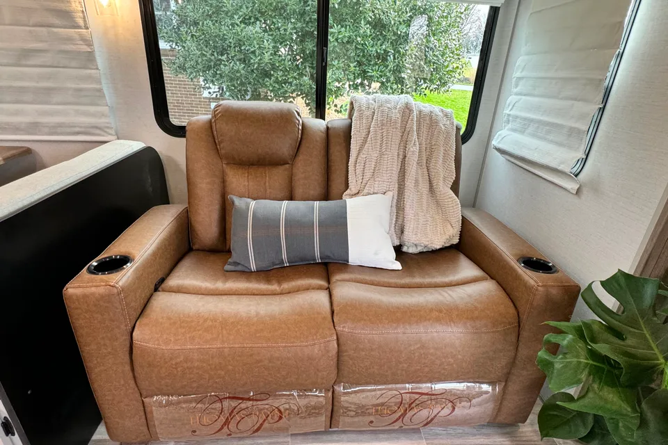 2024 Luxurious, Loaded & Spacious 2 Bdrm with kids bunkroom. Pet's Free!