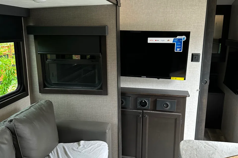 Cabana 2.0 Starcraft 26BHS Travel Trailer