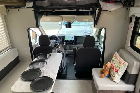 Meet Calvin! DISCOUNT FOR FIRST RESPONDERS, MILITARY AND NURSES! Easy Driving, Family Friendly, Solar Home Away From Home!