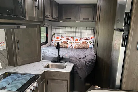 Meet Calvin! DISCOUNT FOR FIRST RESPONDERS, MILITARY AND NURSES! Easy Driving, Family Friendly, Solar Home Away From Home!