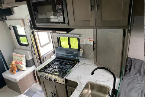 Meet Calvin! DISCOUNT FOR FIRST RESPONDERS, MILITARY AND NURSES! Easy Driving, Family Friendly, Solar Home Away From Home!