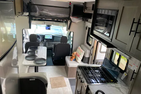 Meet Calvin! DISCOUNT FOR FIRST RESPONDERS, MILITARY AND NURSES! Easy Driving, Family Friendly, Solar Home Away From Home!