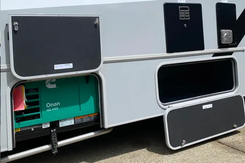 Meet Calvin! DISCOUNT FOR FIRST RESPONDERS, MILITARY AND NURSES! Easy Driving, Family Friendly, Solar Home Away From Home!
