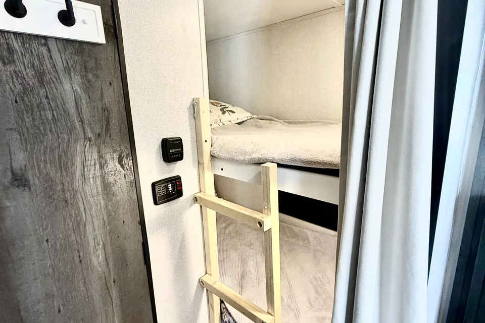 Baker's Keystone Hideout 176BH Travel Trailer