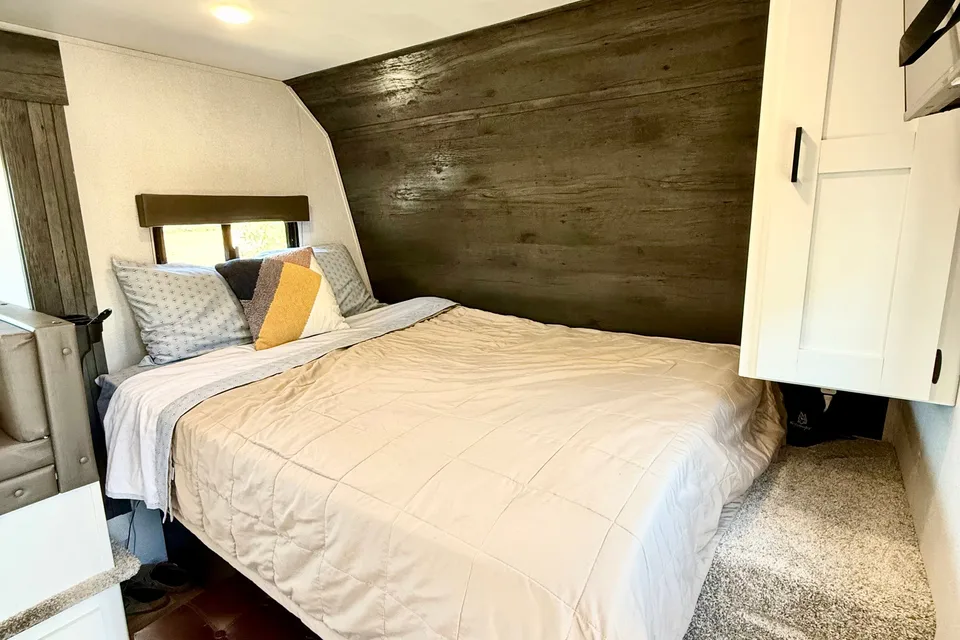 Baker's Keystone Hideout 176BH Travel Trailer