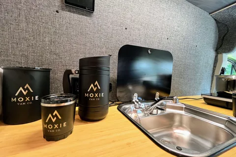 4x4 Moxie Adventure Van, Off-Grid Electric, Heat & AC, Get Outdoors!