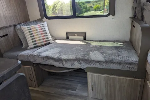 Ready for 2026 - Spacious Yet Compact: 2022 Winnebago - Fits 6, Tows Easy!