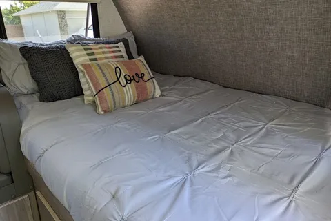 Ready for 2026 - Spacious Yet Compact: 2022 Winnebago - Fits 6, Tows Easy!