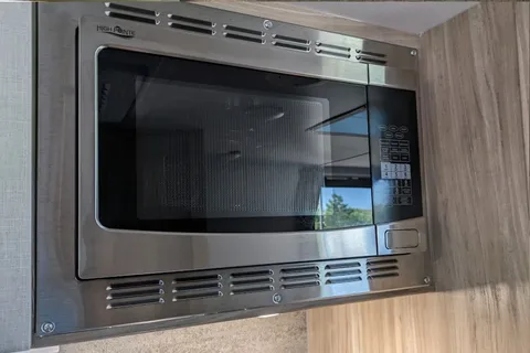 Ready for 2026 - Spacious Yet Compact: 2022 Winnebago - Fits 6, Tows Easy!
