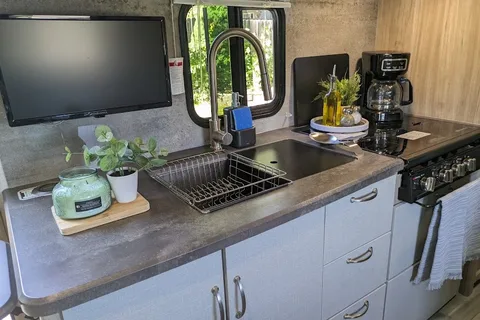 Ready for 2026 - Spacious Yet Compact: 2022 Winnebago - Fits 6, Tows Easy!