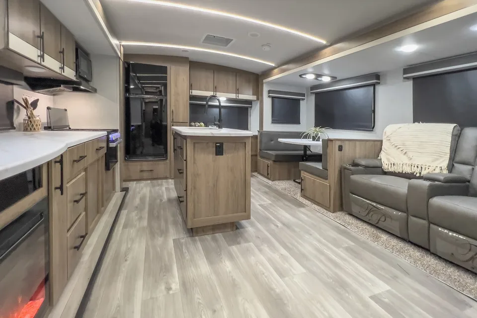 Luxury Couples Retreat with Office/Desk – 2022 Grand Design Imagine