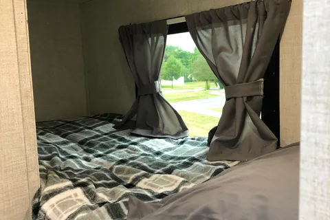 Cozy Gulf Stream Ameri-Lite Super Lite 199DD Travel Trailer - Now for Sale