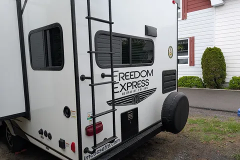 IBB Coachmen freedom express 246 RKS Travel Trailer