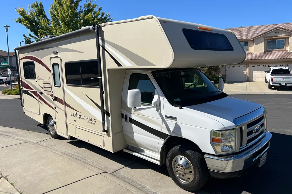 2017 Coachmen Leprechaun — 26ft Class C RV Rental (Sleeps 7)