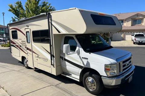 2017 Coachmen Leprechaun — 26ft Class C RV Rental (Sleeps 7)