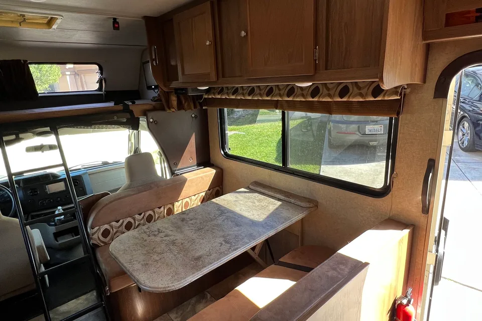 2017 Coachmen Leprechaun — 26ft Class C RV Rental (Sleeps 7)